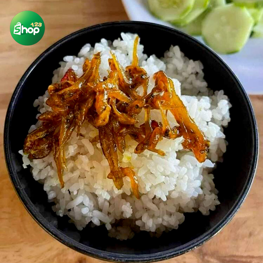 Những con cá bống tươi còn sống bắt từ khúc sông trà.