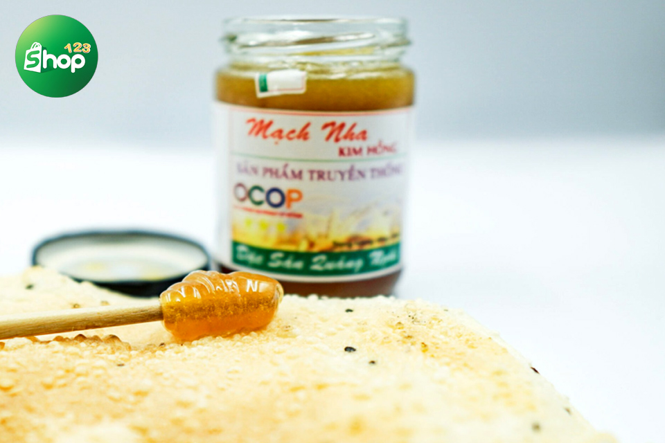 Mạch nha phết lên bánh tráng là cách ăn rất được yêu thích